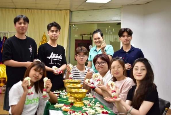 格乐大学学生事务处文化艺术中心带领中国学生体验泰式花环制作